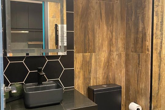 Banheiro de kitnet/studio à venda com 1 quarto, 27m² em Pinheiros, São Paulo
