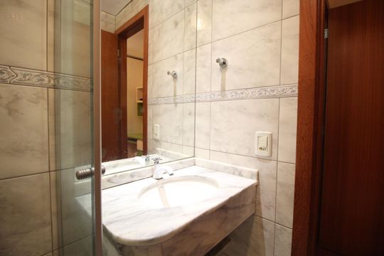 Banheiro da Suíte 2 de apartamento à venda com 2 quartos, 85m² em Petrópolis, Porto Alegre