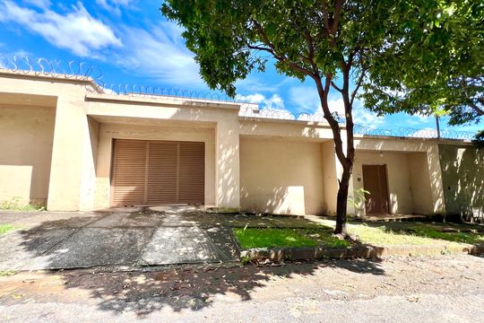 Fachada de casa à venda com 6 quartos, 600m² em São Luiz, Belo Horizonte