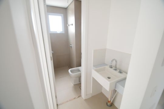 Banheiro de apartamento à venda com 1 quarto, 39m² em Cambuí, Campinas