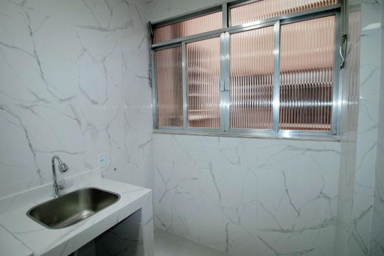 Cozinha e Área de Serviço de apartamento para alugar com 2 quartos, 70m² em Cordovil, Rio de Janeiro