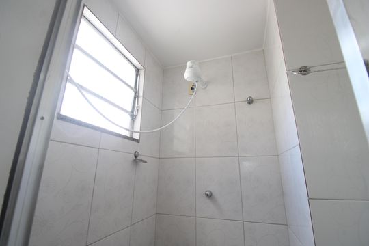 Banheiro de serviço de casa à venda com 2 quartos, 100m² em Curicica, Rio de Janeiro