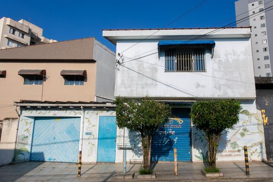 Fachada  de casa à venda com 3 quartos, 270m² em Vila Carmosina, São Paulo