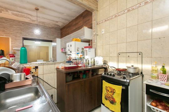 Cozinha 2 de casa à venda com 3 quartos, 270m² em Vila Carmosina, São Paulo