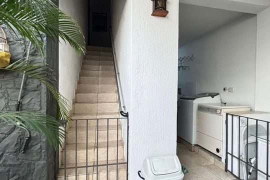 Escada interna com lavanderia ao lado de casa à venda com 4 quartos, 170m² em Cambuci, São Paulo
