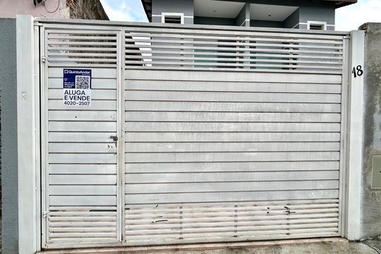 Placa instalada na fachada do imóvel de casa à venda com 3 quartos, 100m² em Vila Barros, Guarulhos