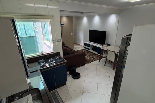Cocina com fogão a gás, geladeira e janela pequena, com iluminação boa e arrumação básica. de apartamento à venda com 2 quartos, 164m² em Parque das Nações, Santo André