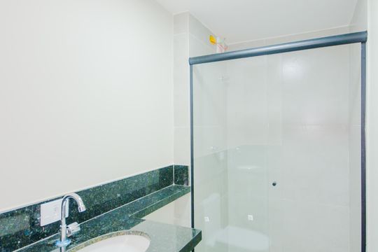 Banheiro social de kitnet/studio para alugar com 1 quarto, 37m² em Vila Galvão, Guarulhos