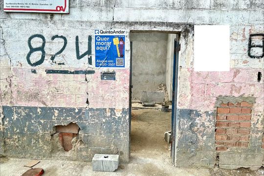 Placa instalada na fachada do imóvel de kitnet/studio para alugar com 1 quarto, 37m² em Vila Galvão, Guarulhos