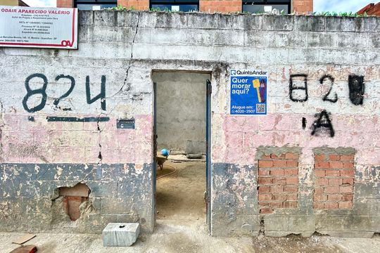 Placa instalada na fachada do imóvel  de kitnet/studio para alugar com 1 quarto, 37m² em Vila Galvão, Guarulhos