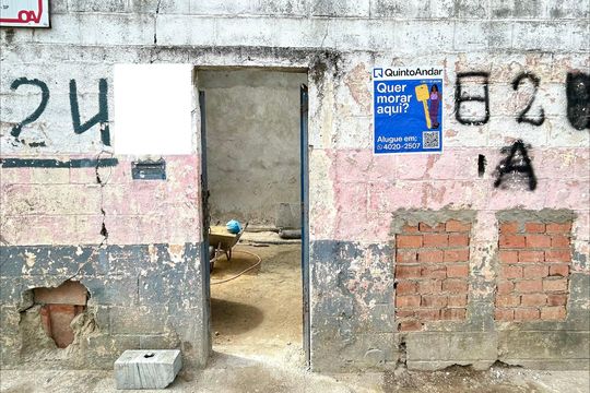 Placa instalada na fachada do imóvel  de kitnet/studio para alugar com 1 quarto, 34m² em Vila Galvão, Guarulhos