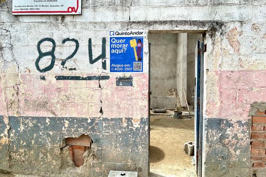 Placa instalada na fachada do imóvel  de kitnet/studio para alugar com 1 quarto, 34m² em Vila Galvão, Guarulhos