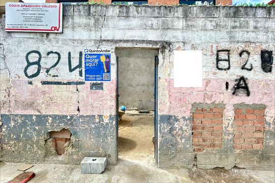 Placa instalada na fachada do imóvel  de kitnet/studio para alugar com 1 quarto, 34m² em Vila Galvão, Guarulhos
