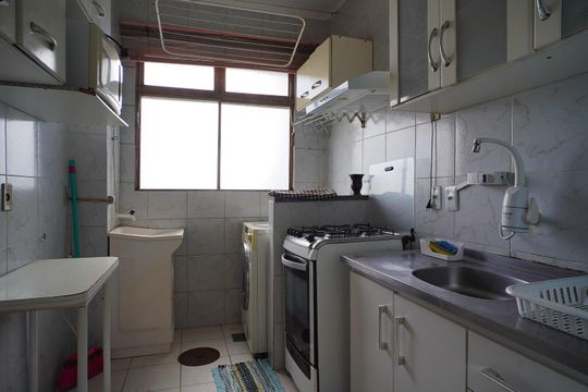 Cozinha  de apartamento à venda com 1 quarto, 42m² em Cavalhada, Porto Alegre