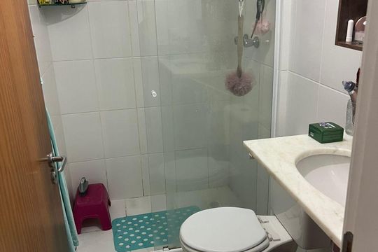Banheiro de casa de condomínio à venda com 3 quartos, 105m² em Vargem Pequena, Rio de Janeiro