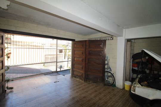 Garagem de casa à venda com 5 quartos, 300m² em Conjunto Residencial Santa Terezinha, São Paulo