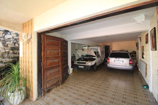 Garagem de casa à venda com 5 quartos, 300m² em Conjunto Residencial Santa Terezinha, São Paulo
