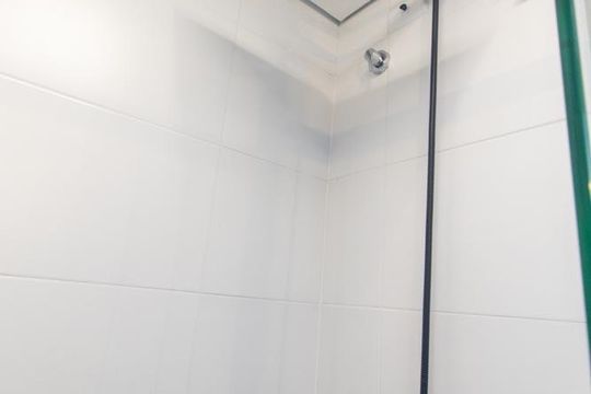 Banheiro de Serviço de apartamento à venda com 1 quarto, 28m² em Santa Quiteria, Curitiba