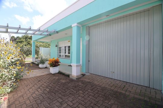 Fachada de casa à venda com 5 quartos, 327m² em Fátima, Canoas