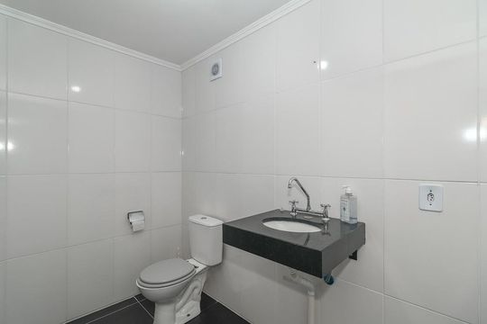 Banheiro de apartamento à venda com 2 quartos, 56m² em Morro Santana, Porto Alegre