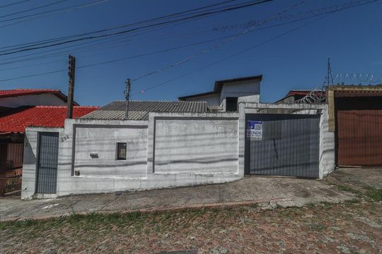 Fachada de casa à venda com 2 quartos, 130m² em Jardim Carvalho, Porto Alegre