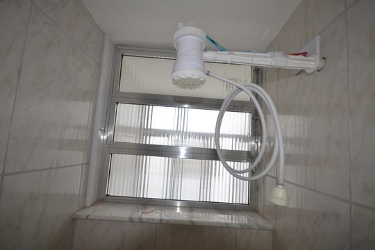 Banheiro de apartamento para alugar com 2 quartos, 50m² em Guadalupe, Rio de Janeiro