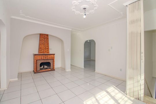 Sala de casa de condomínio à venda com 3 quartos, 212m² em Cristo Rei, Porto Alegre