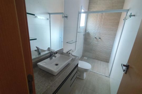 Banheiro de casa de condomínio para alugar com 3 quartos, 150m² em Granja Marileusa, Uberlândia