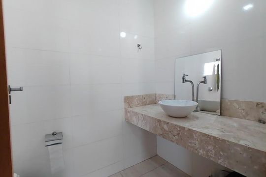 Banheiro de apartamento para alugar com 2 quartos, 84m² em Santa Mônica, Uberlândia