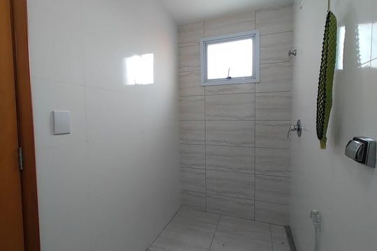 Banheiro de apartamento para alugar com 2 quartos, 84m² em Santa Mônica, Uberlândia