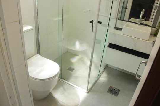 Banheiro da Suíte de apartamento para alugar com 2 quartos, 100m² em Itararé, Santos
