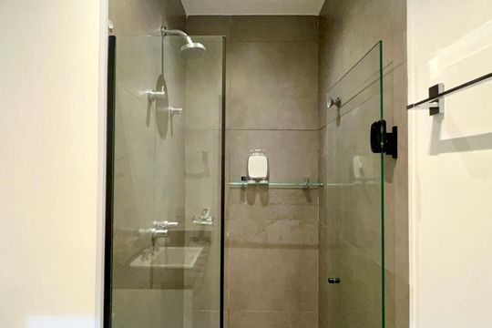 Banheiro de kitnet/studio para alugar com 1 quarto, 33m² em Pinheiros, São Paulo