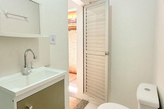 Banheiro de kitnet/studio para alugar com 1 quarto, 18m² em Jardim Cidade de Florianopolis, São José