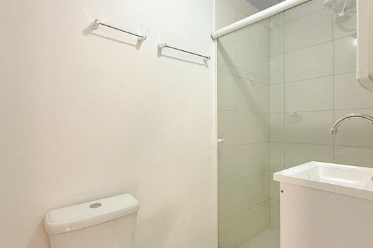 Banheiro de kitnet/studio para alugar com 1 quarto, 18m² em Jardim Cidade de Florianopolis, São José