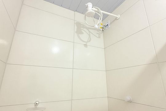 Banheiro de kitnet/studio para alugar com 1 quarto, 18m² em Jardim Cidade de Florianopolis, São José
