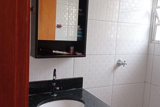 Banheiro de apartamento à venda com 2 quartos, 44m² em Jardim Yeda, Campinas