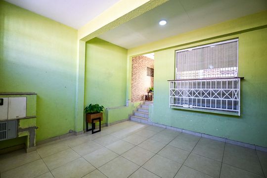 Garagem de casa à venda com 3 quartos, 180m² em Parque Regina, São Paulo