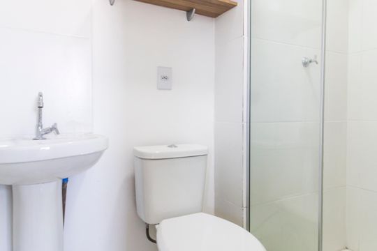 Banheiro 2 de apartamento para alugar com 2 quartos, 42m² em Vila Sul Americana, Carapicuíba