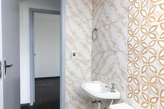 Banheiro de apartamento para alugar com 2 quartos, 55m² em Realengo, Rio de Janeiro