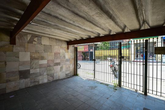 Garagem de casa à venda com 2 quartos, 160m² em Vila das Belezas, São Paulo