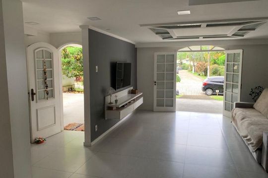 Casa à venda com 4 quartos, 220m² em Piratininga, Niterói