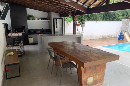 Casa à venda com 4 quartos, 220m² em Piratininga, Niterói
