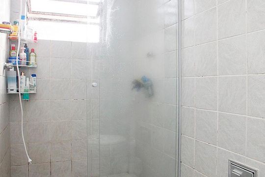 Banheiro de kitnet/studio à venda com 1 quarto, 32m² em Centro Histórico, Porto Alegre