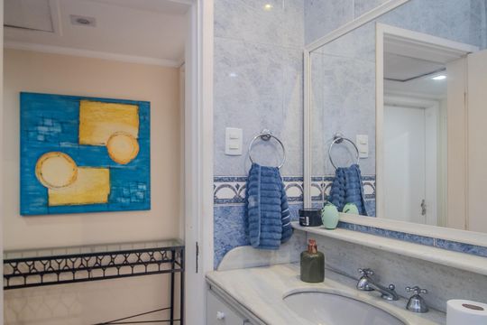 Banheiro 2 de apartamento para alugar com 2 quartos, 55m² em Menino Deus, Porto Alegre