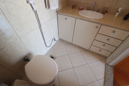 Banheiro da suíte de casa de condomínio à venda com 3 quartos, 360m² em Taquara, Rio de Janeiro