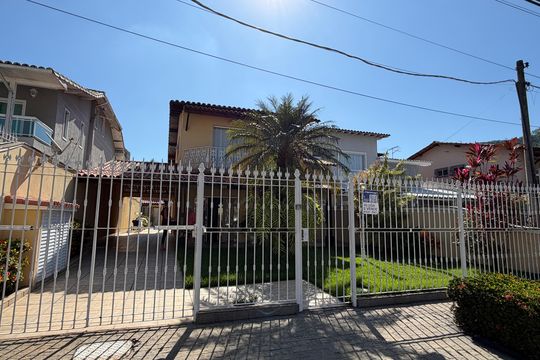 Fachada de casa de condomínio à venda com 3 quartos, 360m² em Taquara, Rio de Janeiro