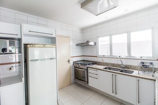Cozinha de casa de condomínio para alugar com 4 quartos, 360m² em Residencial 18 do Forte, Santana de Parnaíba