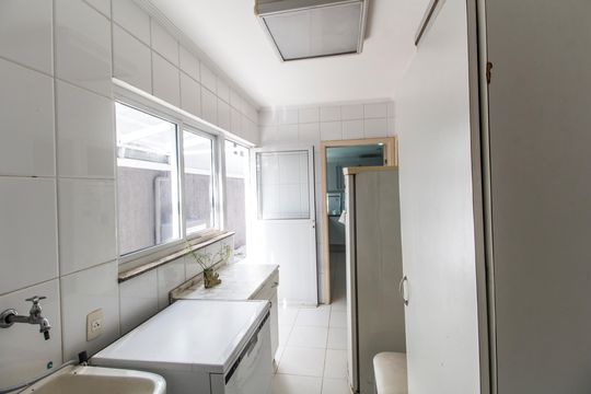 Área de Serviço de casa de condomínio para alugar com 4 quartos, 360m² em Residencial 18 do Forte, Santana de Parnaíba