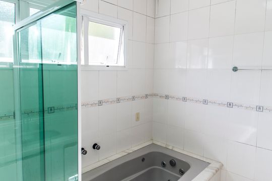 Banheiro da Suíte de casa de condomínio para alugar com 4 quartos, 360m² em Residencial 18 do Forte, Santana de Parnaíba