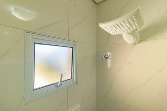 Banheiro social de kitnet/studio para alugar com 1 quarto, 15m² em Jardim Oriental, São Paulo